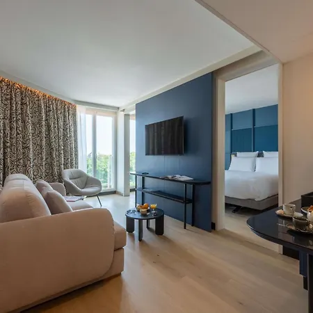 מלון Mercure Vieux Port 4*