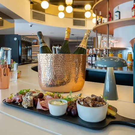 Mercure Vieux Port מלון