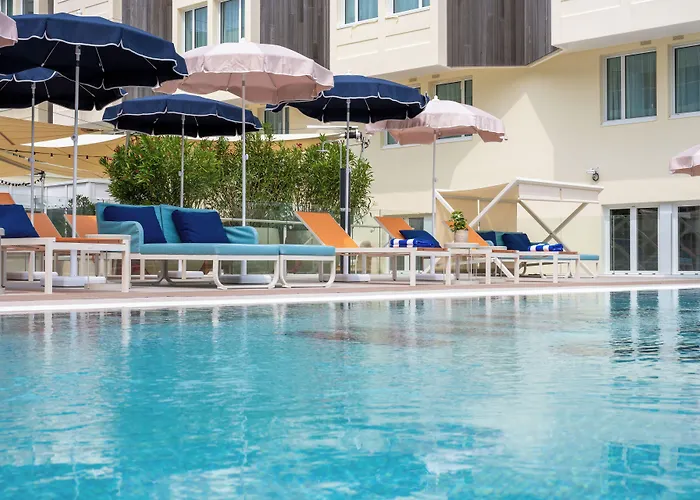 Hotel Mercure Vieux Port 4*