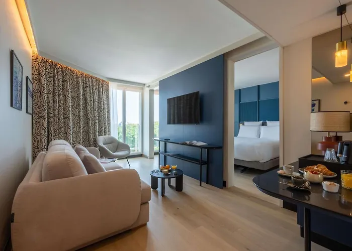 Hotel Mercure Vieux Port 4*